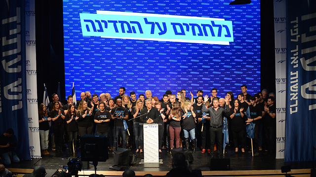 Yair Lapid with youth activists at launch event (Photo: Elad Gutman)