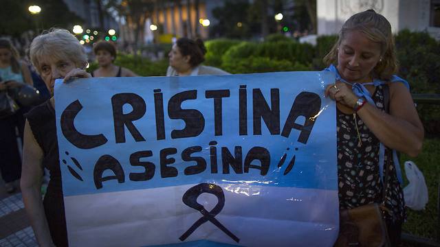 הפגנה נגד נשיאת ארגנטינה בנוגע לחקר מותו של התובע (צילום: AP) (צילום: AP)