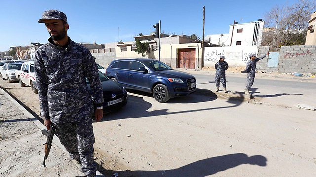 Police checkpoint in Libya, January 2015 (Photo: AFP)