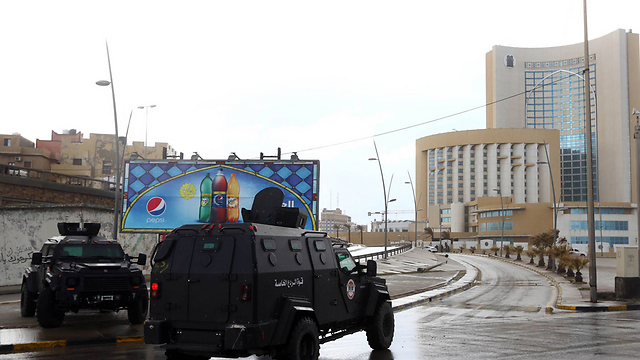 כוחות ביטחון באזור בית המלון בטריפולי (צילום: AFP) (צילום: AFP)