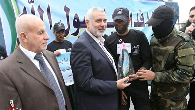 Hamas leader Ismail Haniyeh (center). The resources for Gaza's reconstruction should be given to the effective government in the Strip  