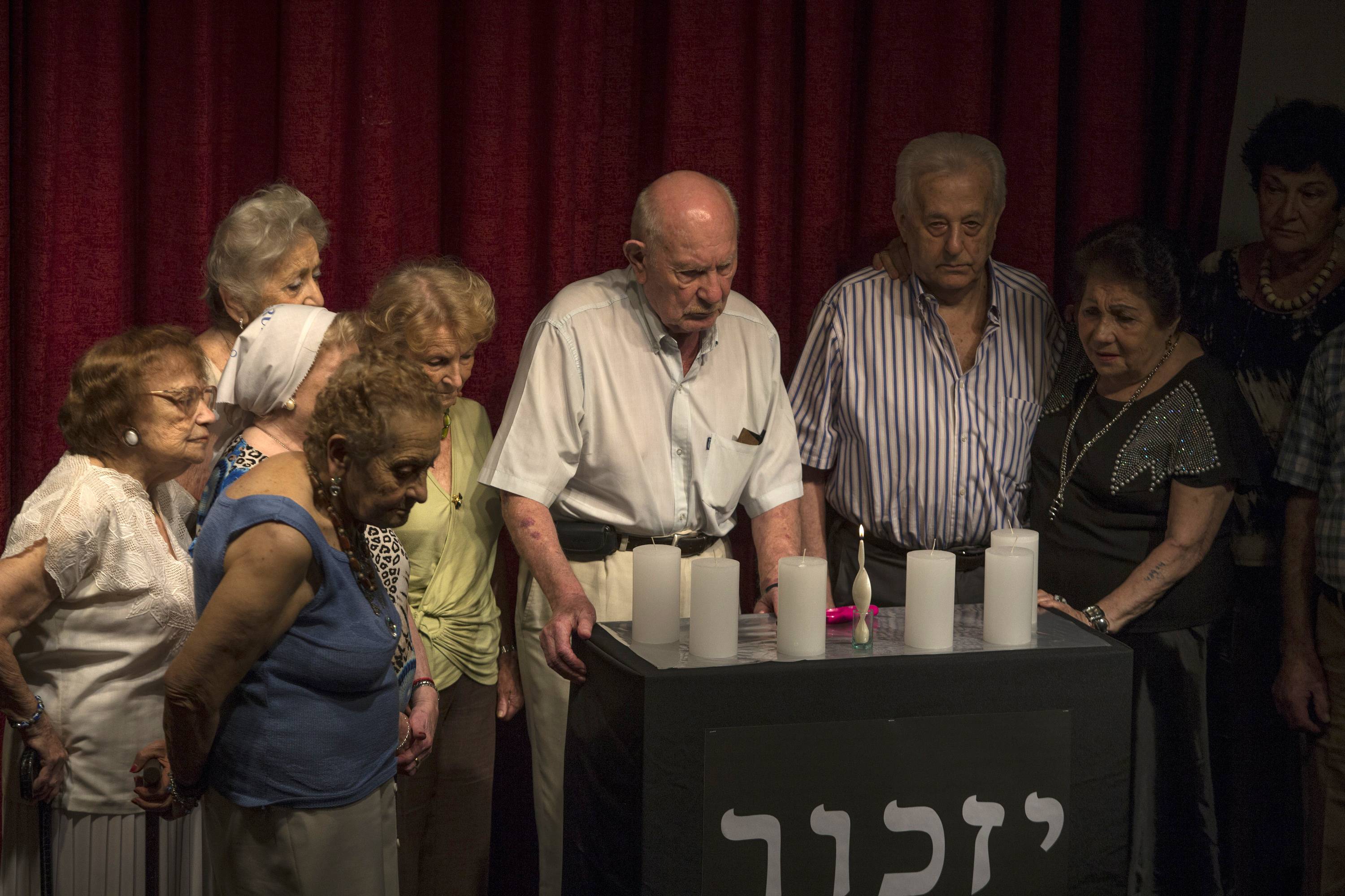 ניצולי שואה בטקס במרכז הקהילה היהודית (צילום: AP) (צילום: AP)