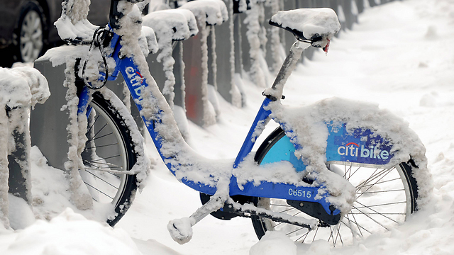 אופניים להשכרה שקפאו בשלג הניו-יורקי (צילום: MCT) (צילום: MCT)