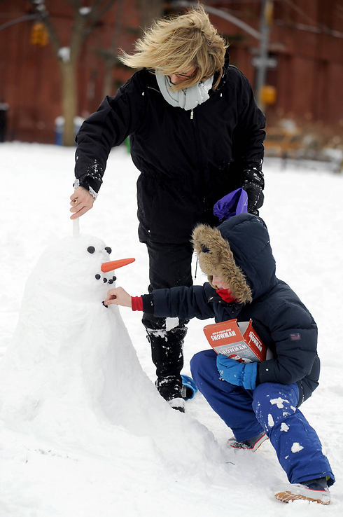 לומדים להכין בובת שלג בניו יורק (צילום: MCT) (צילום: MCT)