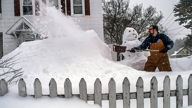 אזרח למופת. ככה עושים את זה, השלג בקונטיקט (צילום: MCT) (צילום: MCT)