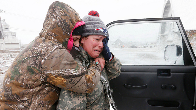 ג'ניפר ברונו בוכה בעקבות פינוי ביתה, שנפגע מגלי הים הסוערים (צילום: AP) (צילום: AP)