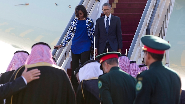 הזוג אובמה עם נחיתתו בסעודיה (צילום: AP) (צילום: AP)