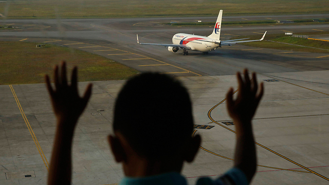 המטוס סטה אלפי ק"מ מנתיב הטיסה שלו. מטוס "מלזיה איירליינס" בקואלה לומפור (צילום: רויטרס) (צילום: רויטרס)