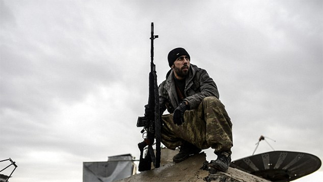 Kurd fighting the Islamic State in Kobani (Photo: AFP)