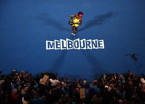 מעניקה השראה. סרינה והגביע (צילום: AFP) (צילום: AFP)