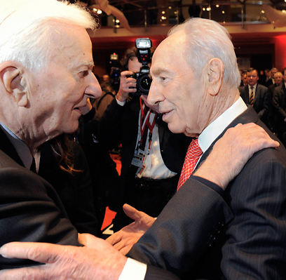 Then-president von Weizsaecker with Shimon Peres (Photo: AP)