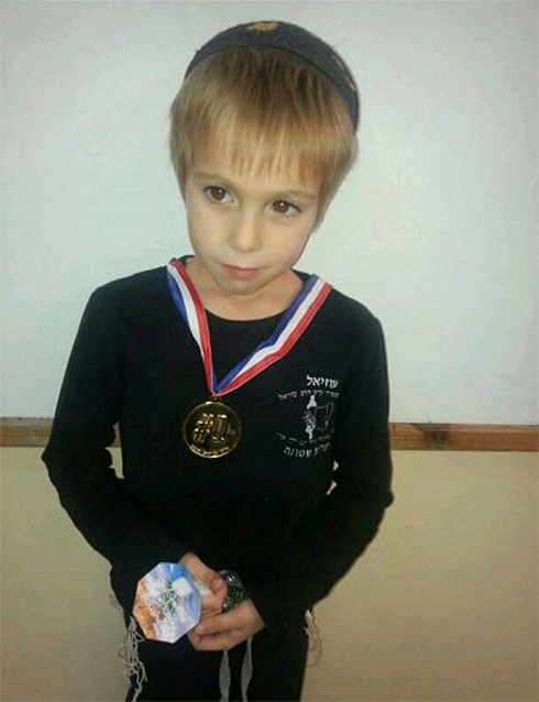 אייל קראוס נהרג בצאתו מבית הספר. התמונה צולמה בבית הספר לפני שבועיים כשהוא זכה במדליה על "הצטיינות במעשים טובים, התנהגות והליכות" ()