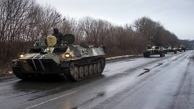 שיירת טנקים של צבא אוקראינה במחוז דונייצק שנשלט על-ידי הבדלנים (צילום: AFP) (צילום: AFP)