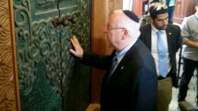 Rivlin visits the Cave of the Patriarchs (Courtesy)