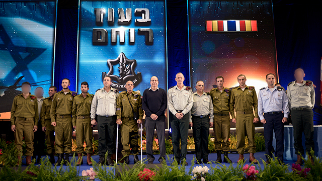 Gantz and Ya'alon with the decorated soldiers and officers (Photo: IDF Spokesman)  (Photo: IDF Spokesman)