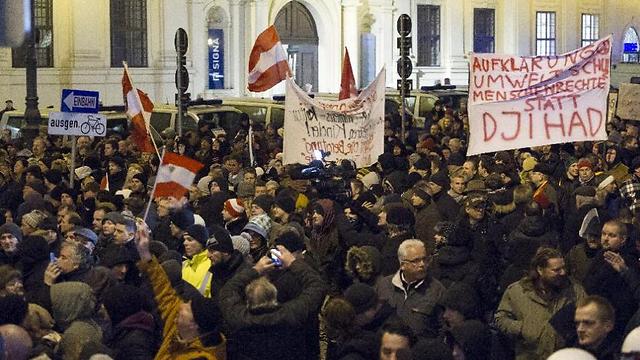 Sympathizers of right-wing populist movement PEGIDA demonstrate in Vienna (Photo: AFP) (Photo: AFP)