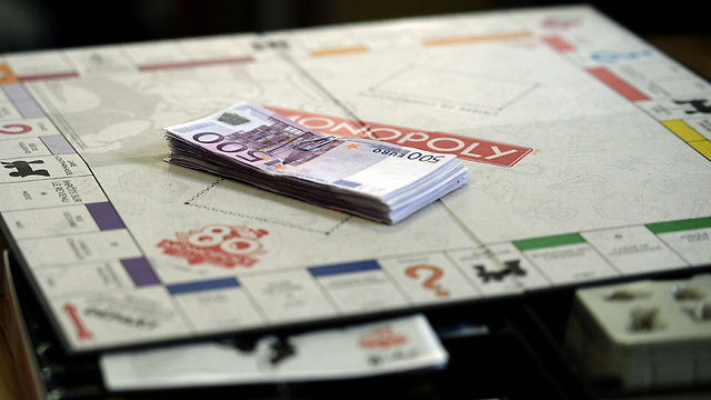 החלפת שטרות המשחק בכסף אמיתי בוצעה במבצע חשאי (צילום: AFP) (צילום: AFP)