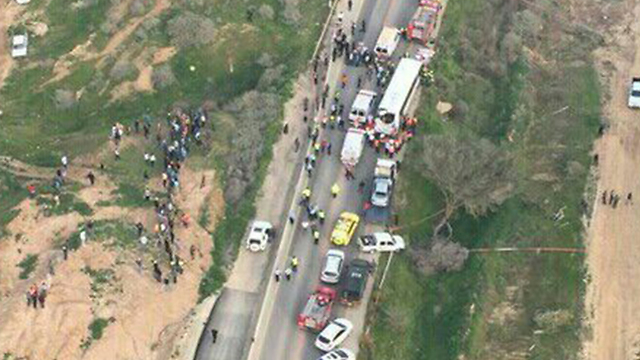 זירת התאונה בכביש הצר (צילום: חטיבת דובר המשטרה) (צילום: חטיבת דובר המשטרה)