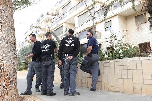 שוטרים מאבטחים את ביתו של בארי בן זאב (צילום: אורן אהרוני) (צילום: אורן אהרוני)