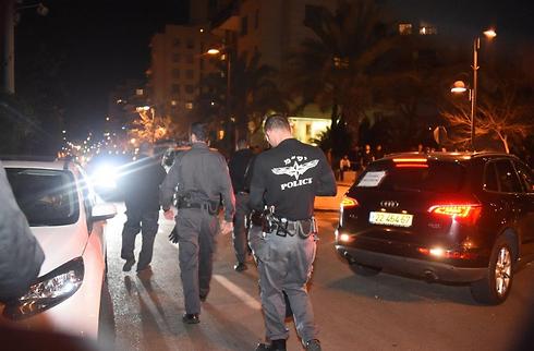 שוטרים הערב ליד ביתו של חיים רמון (צילום: יאיר שגיא) (צילום: יאיר שגיא)