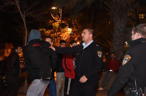 אוהד נעצר הערב על יד ביתו של חיים רמון (צילום: יאיר שגיא) (צילום: יאיר שגיא)