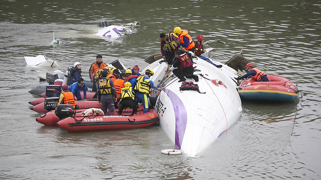 גוף המטוס נמשה מהנהר (צילום: Gettyimages) (צילום: Gettyimages)