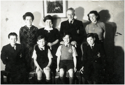David Roet's relatives with a yellow badge