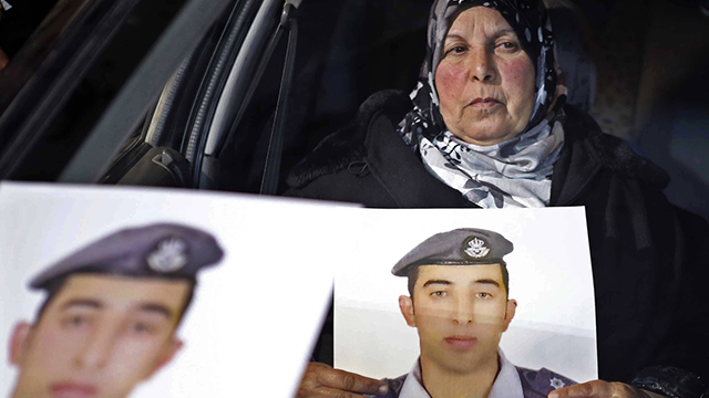 אמו של הטייס ההרוג (צילום: AP) (צילום: AP)