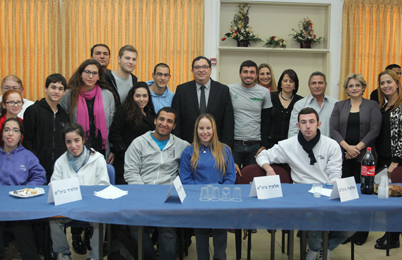 Former education minister Shai Piron meets with members of the Acre Youth Parliament