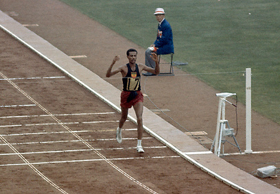 לאולימפיאדה ב-1964 הוא כבר הגיע עם נעליים (צילום: gettyimages) (צילום: gettyimages)