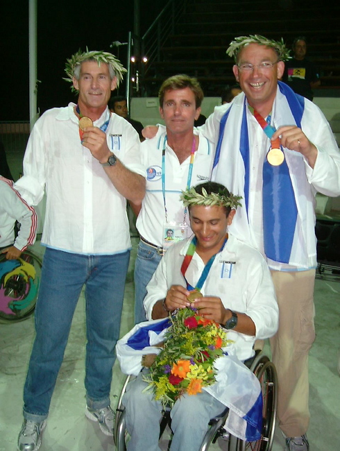 מדליית הזהב הישראלית מאתונה 2004 (צילום: אברהם תשובה) (צילום: אברהם תשובה)