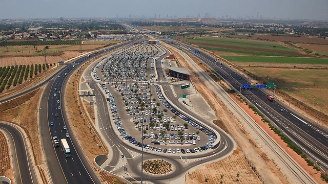 הנתיב המהיר מצליח להוריד כ־8,000 כלי רכב שהגיעו בעבר לתל־אביב מכביש מס' 1 (צילום: רודי אלמוג) (צילום: רודי אלמוג)