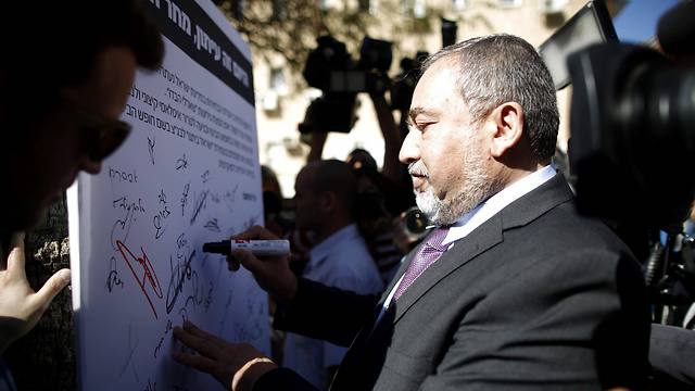 Lieberman signing petition to distribute controversial issue of French satirical magazine Charlie Hebdo in Israel (Photo: EPA)
