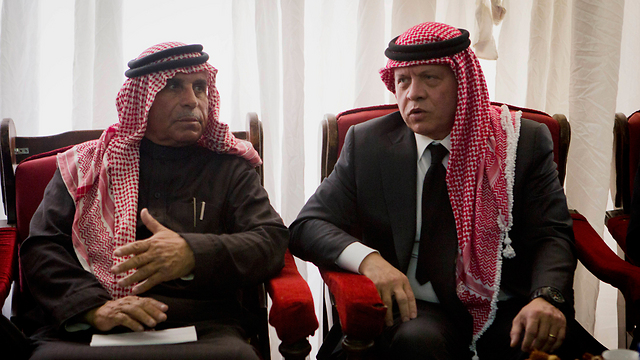 המלך עבדאללה עם אביו של הטייס שהוצא להורג (צילום: AP) (צילום: AP)