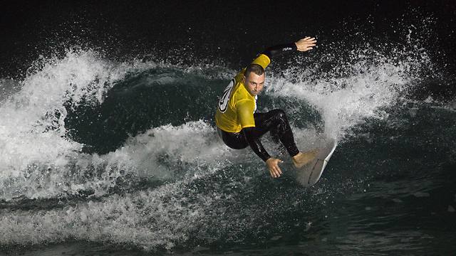 Night surfing competition in Ashdod (Photo: Reuters)