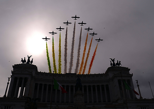 הצוות האווירובטי של חיל האוויר האיטלקי מפזר עשן בצבעי דגל המדינה מעל כיכר ונציה ברומא לכבוד השבעתו של הנשיא החדש סרג'ו מטארלה (צילום: AFP) (צילום: AFP)
