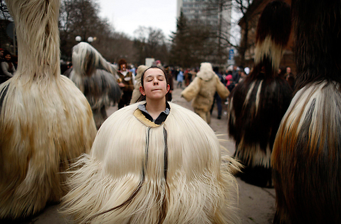 אישה לבושה בתחפושת שנוצרה מעור של חיה בפסטיבל הבינלאומי "נשף המסכות" שנערך בעיר פרניק בבולגריה בהשתתפות אנשים מיבשות אירופה, אסיה ואפריקה (צילום: רויטרס) (צילום: רויטרס)