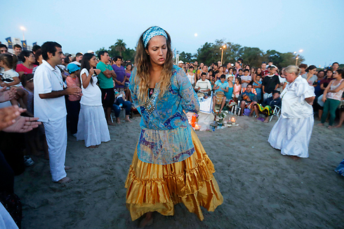 מאמינים אפרו-ברזילאים באלת הים למנג'ה חולקים לה כבוד במהלך "יום למנג'ה" בחוף רמירז במונטווידאו, בירת אורוגוואי (צילום: רויטרס) (צילום: רויטרס)