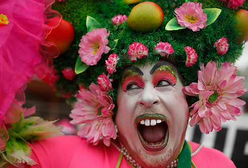 המוני בני אדם השתתפו בקרנבל תחפושות בריו דה ז'ניירו לקראת החגיגה הגדולה באמת - הקרנבל המסורתי הגדול שנערך מדי שנה ומושך לברזיל תיירים רבים (צילום: AP) (צילום: AP)