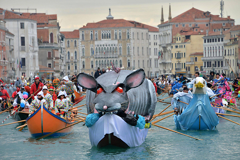 אנשים בתחפושות משתתפים בשיט גונדולות במהלך קרנבל ונציה (צילום: EPA) (צילום: EPA)
