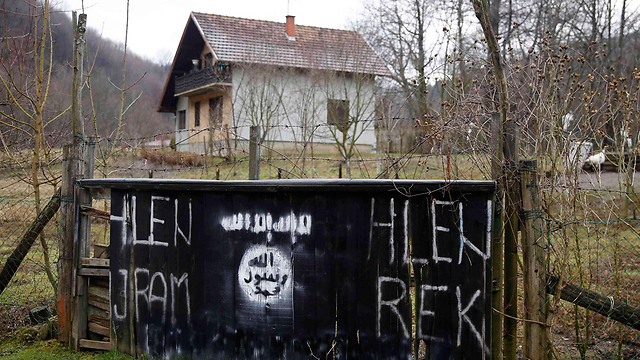 כתובות דאעש בכפר (צילום: רויטרס) (צילום: רויטרס)