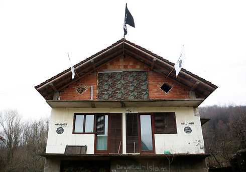 דגל דאעש על אחד הבתים בכפר (צילום: רויטרס) (צילום: רויטרס)