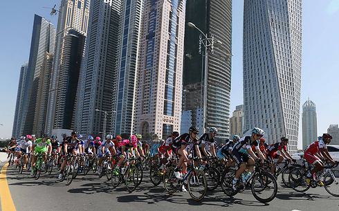 רוכבי אופניים נוטלים חלק בשלב הראשון של מרוץ טור דובאיי. במרוץ משתתפות קבוצות רכיבה מיותר משבע מדינות והן יעברו 660 ק"מ בארבעה ימים (צילום: AFP) (צילום: AFP)