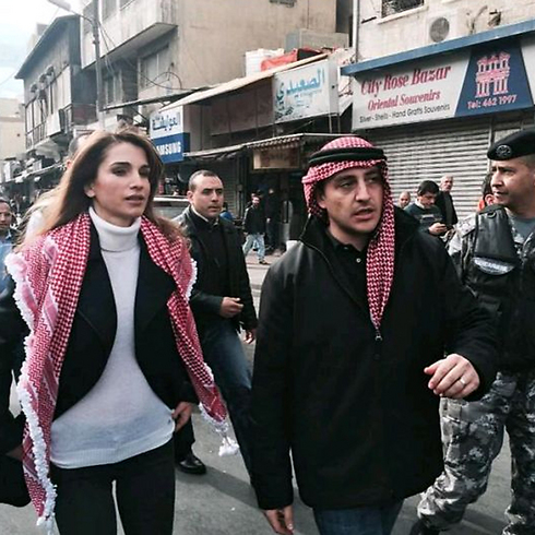 המלכה ראנייה צועדת בהפגנת התמיכה במלך, היום בעמאן ()