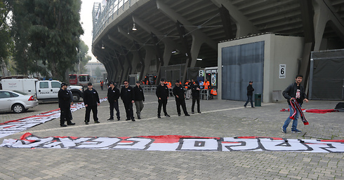 המשטרה מחרימה שלטים של האוהדים האדומים (צילום: אורן אהרוני) (צילום: אורן אהרוני)