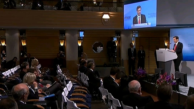 Zionist Camp leader Isaac Herzog addressing a half empty room at Munich Security Conference