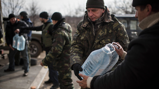 פחות סיוע הומניטרי, יותר צבאי. מזרח אוקראינה (צילום: AP) (צילום: AP)