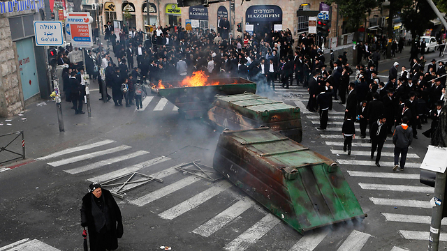 Ultra-Orthodox protest the arrest of a Haredi man arrested for dodging the draft (Photo: Reuters)