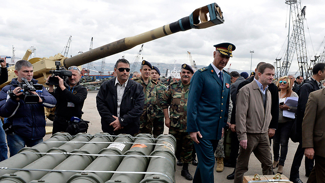 שגריר ארה"ב לביירות (מימין) בוחן את התחמושת (צילום: EPA) (צילום: EPA)