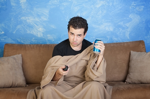 לבד על הספה, כי אין לי עם מי לצאת לבלות (צילום: Shutterstock) (צילום: Shutterstock)